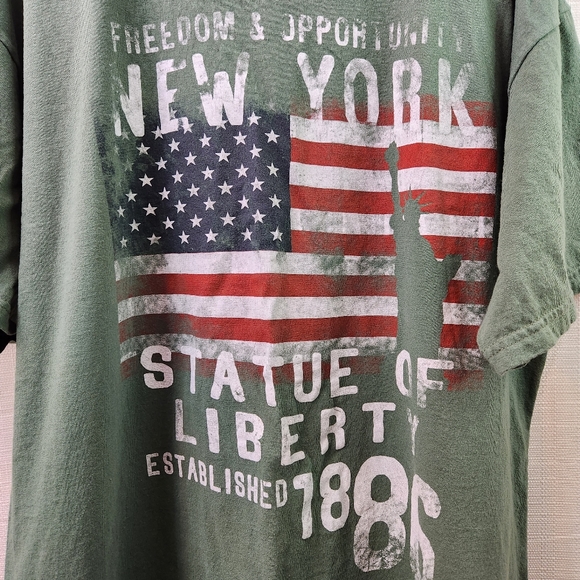 Statue of Liberty Museum Store t-shirt - Picture 2 of 3